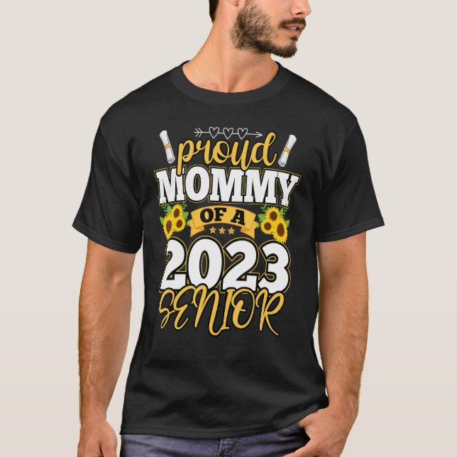 Camiseta Mamãe orgulhosa de um Mais velho 23 de graduação F (Frente)