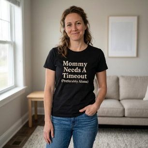 Camiseta Mamãe Precisa de um Tempo (de Preferência Sozinha)