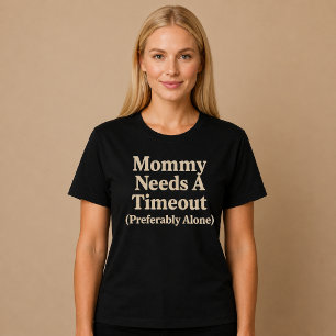 Camiseta Mamãe Precisa de um Tempo (de Preferência Sozinha)