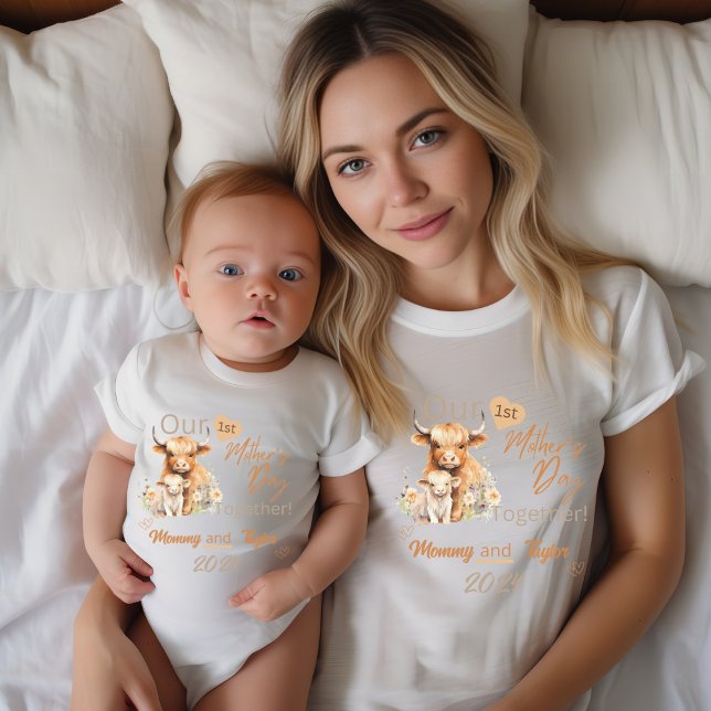 Camiseta Mamãe se aproximando da Terra Nossa Primeira MãeDi (Mom Matching. Highland Cow and baby. Our FIrst Mother's Day Together!)
