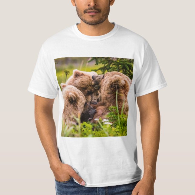 Camiseta Mamãe urso cuidando de seus dois filhotes, Lago Cl (Frente)