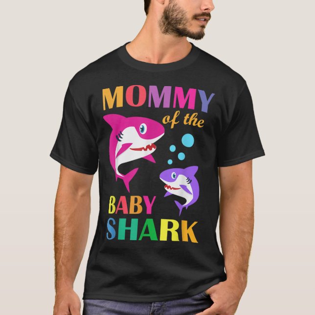 Camiseta Mamães Da Bebê Aniversário Mamãe De Tubarão-Vinho (Frente)