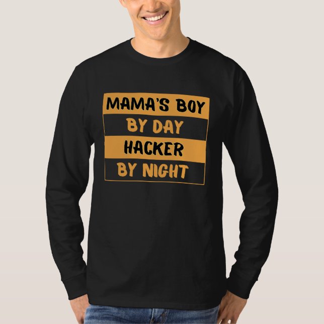 Camiseta Mama's Boy By Day Hacker By Night Ethical Hacker C (Frente)