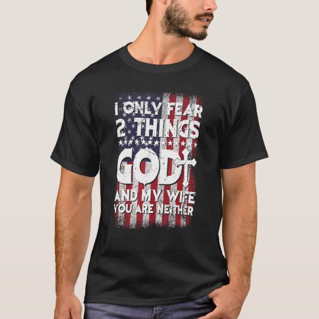 Camiseta Man I Only Fear 2 Things God And My Wife American  (Frente)