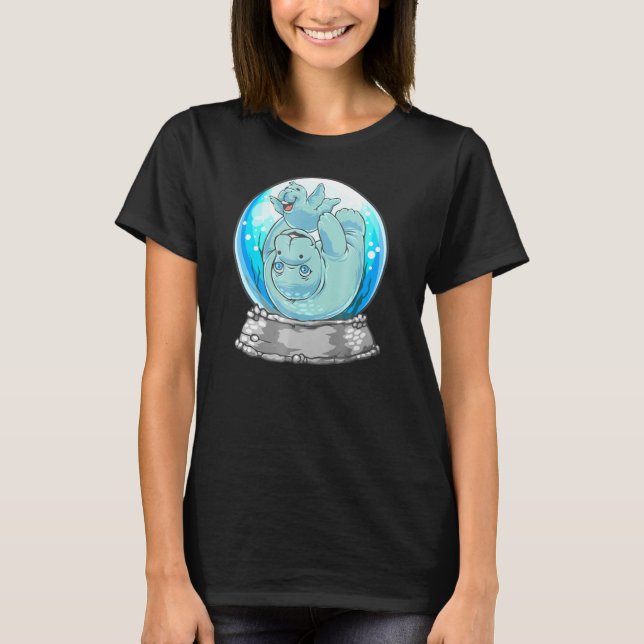 Camiseta Manatee Mãe e Bebê Brincando Globo de Neve (Frente)
