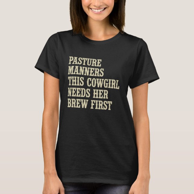 Camiseta Maneiras do Pasto Esta Vaqueira Precisa de Seu Caf (Frente)