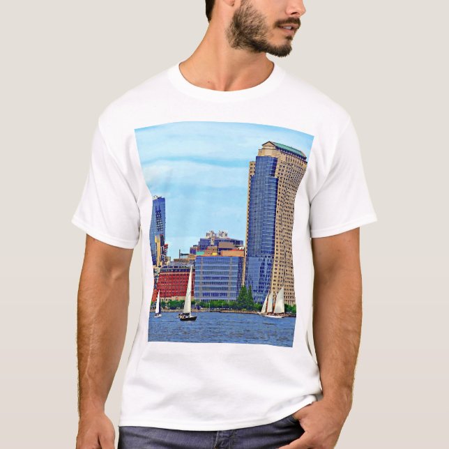 Camiseta Manhattan NY - Três Barcos Por Manhattan Skyline (Frente)