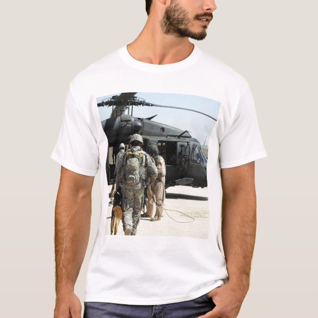 Camiseta Manipuladores militares de cão que trabalham no co (Frente)