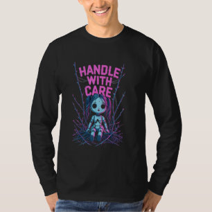 Camiseta Manipular com cuidado a estética da boneca gótica