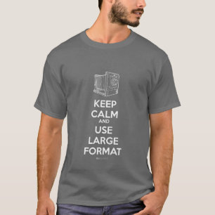 Camiseta Mantenha a calma e dispare no T do grande formato