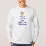 Camiseta Mantenha a calma e ilumine o Menorah<br><div class="desc">Ilumine o Menorah este Chanukah.  Grande presente para todos seus amigos judaicos</div>