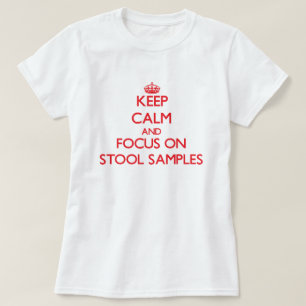 Camiseta Mantenha a calma e o foco em amostras de tamborete