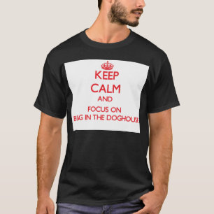 Camiseta Mantenha a calma e o foco em ser na casa de