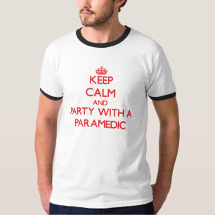 Camiseta Mantenha a calma e o partido com um paramédico