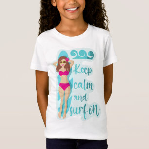 Camiseta Mantenha a calma e surfe na garota morena