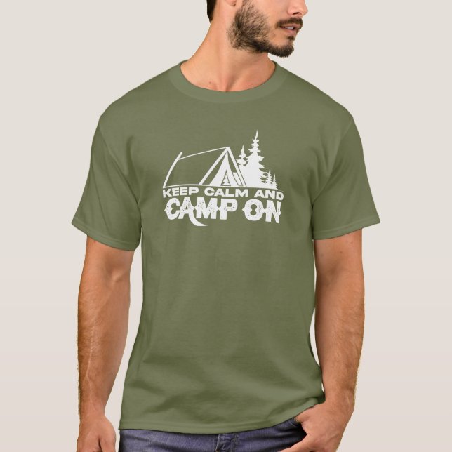 Camiseta Mantenha calma e acampamento no texto e nos símbol (Frente)