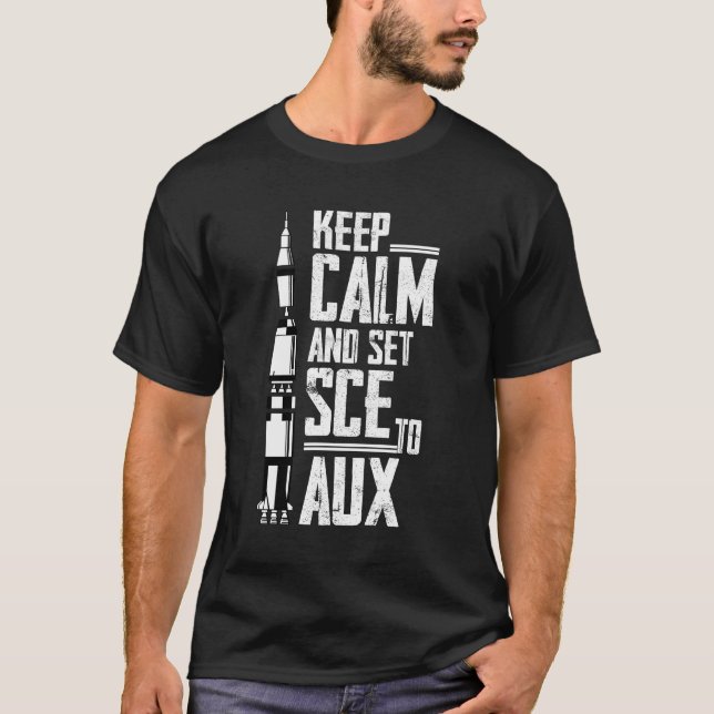 Camiseta Mantenha calma e defina SCE para AUX com Saturno p (Frente)