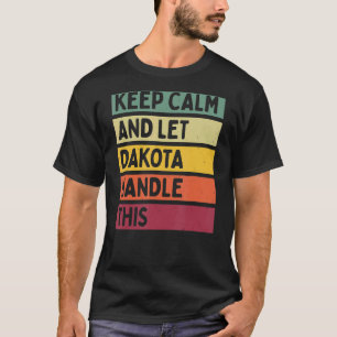 Camiseta Mantenha Calma E Deixe Dakota Lidar Com Essa Cota
