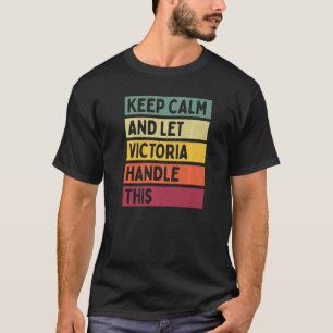 Camiseta Mantenha Calma E Deixe Victoria Tratar Este Relató