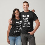 CAMISETA MANTENHA CALMA E... JOGO TARDE DEMAIS<br><div class="desc">MANTENHA CALMA E...  veja prato,  caneca,  caixa de joias,  saco de compras e avental com uma reviravolta única para a citação ubíqua ou você pode preferir a citação original ou,  ainda mais divertida,  compor a sua própria para fazer um presente gentil!</div>