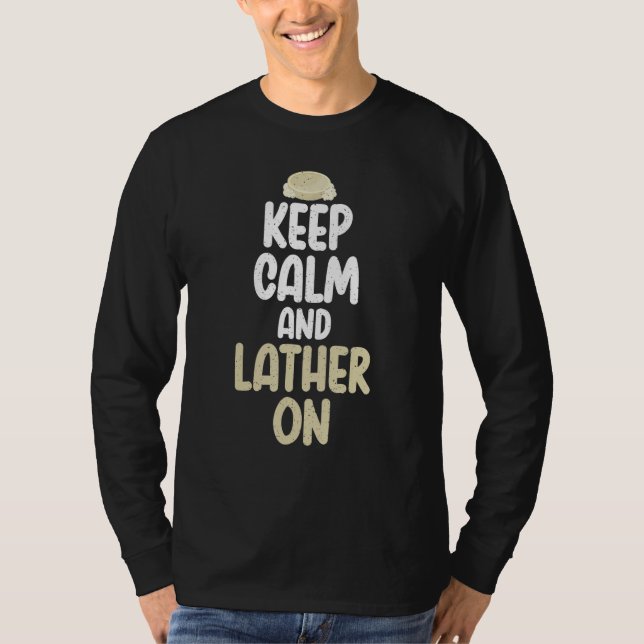 Camiseta Mantenha calma e lave no Fazer de sabão (Frente)