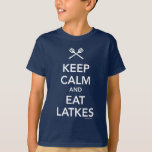 Camiseta Mantenha calmo e coma Latkes<br><div class="desc">Uma fora-batida mas apropria perfeitamente o design para Hanukkah: "Mantenha calmo e coma Latkes."</div>