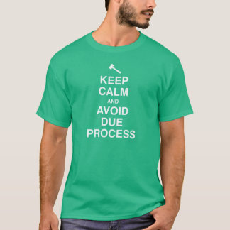 Camiseta Mantenha calmo e evite o correspondente processo