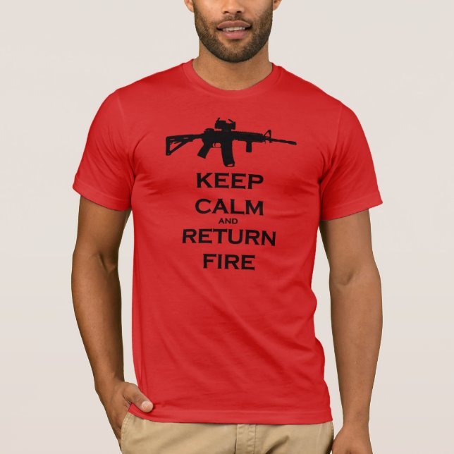 Camiseta Mantenha calmo & o fogo do retorno AR15 abre a (Frente)