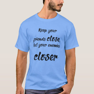 Camiseta mantenha nossos amigos próximos, mas nossos animes