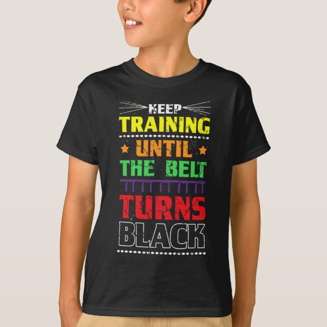 Camiseta Mantenha O Treinamento Até Que O Cinto Torne Mães  (Frente)