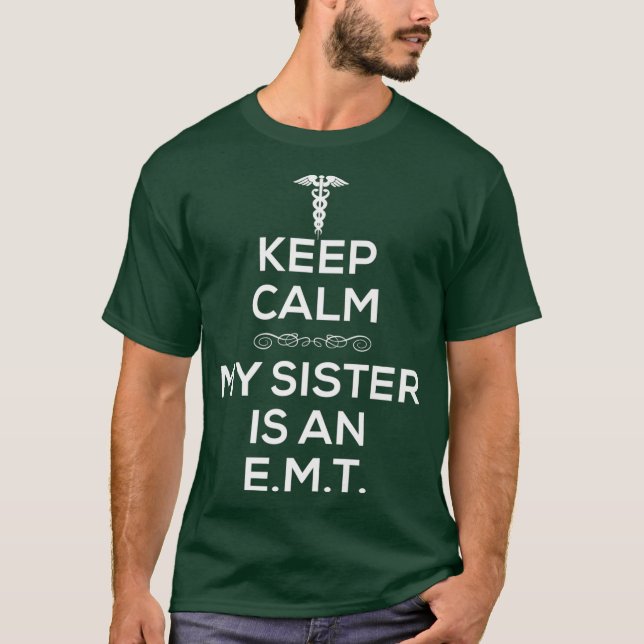 Camiseta Mantenha-Se Calma Minha Irmã É Uma EMT Para Irmã (Frente)