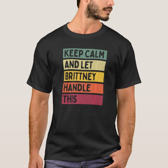 Camiseta Mantenha-Se Calmo E Deixe A Brittney Lidar Com Est (Frente)