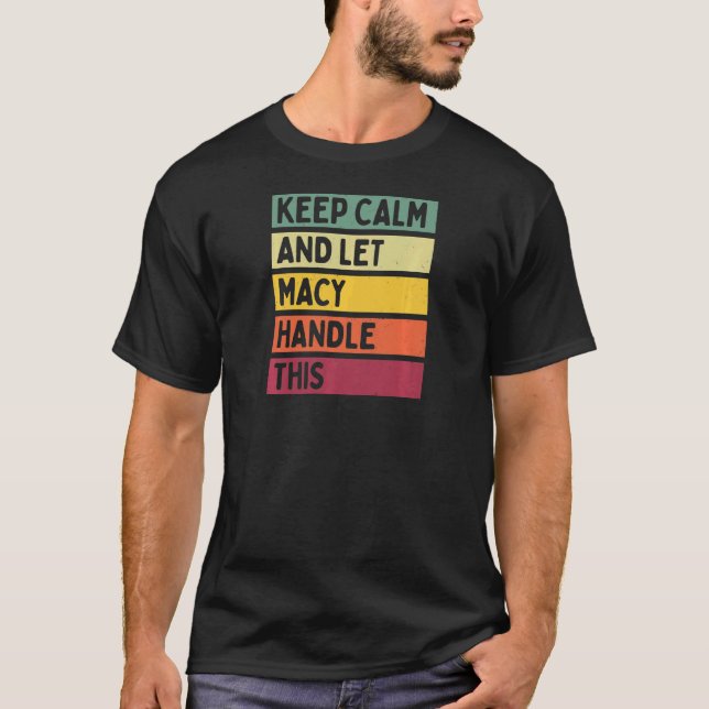 Camiseta Mantenha-Se Calmo E Deixe A Macy Lidar Com Este Re (Frente)