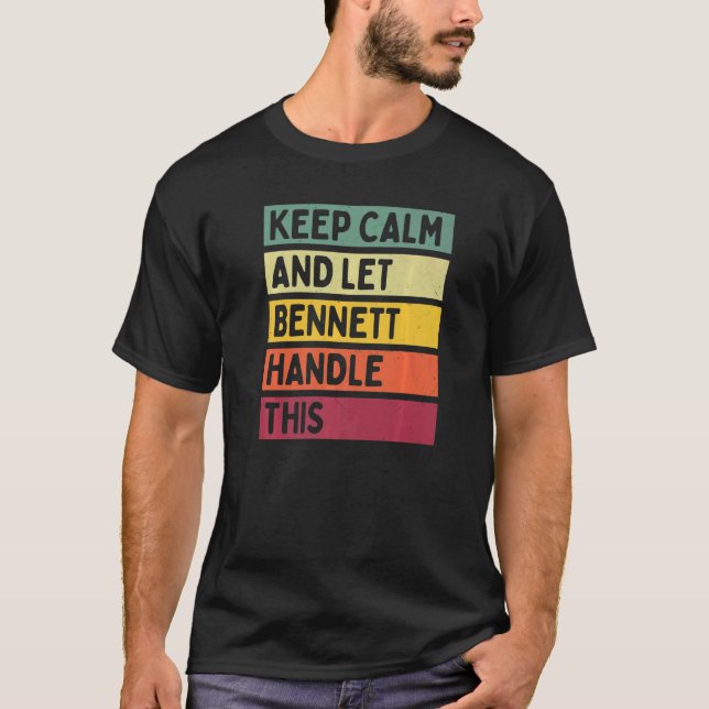 Camiseta Mantenha-Se Calmo E Deixe Bennett Lidar Com Esta C (Frente)