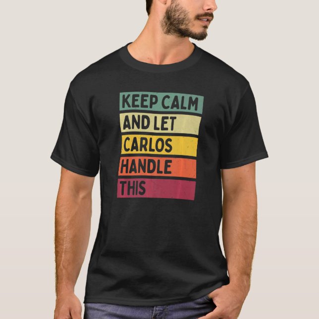 Camiseta Mantenha-Se Calmo E Deixe Carlos Lidar Com Essa Co (Frente)