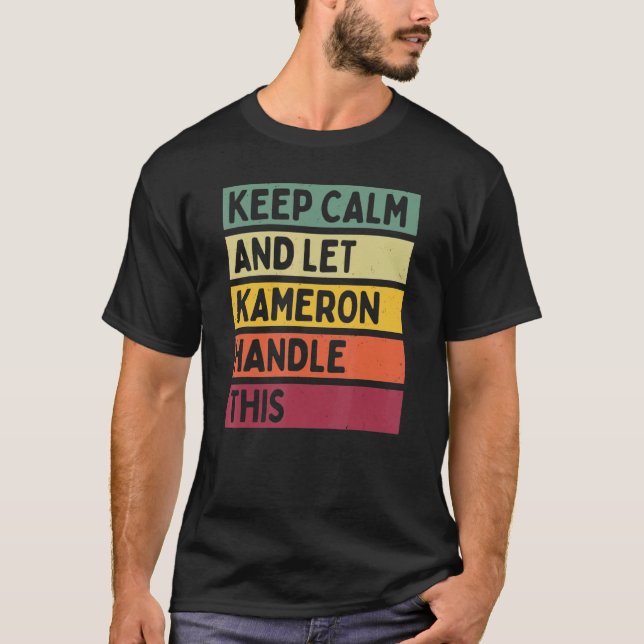 Camiseta Mantenha-Se Calmo E Deixe Kameron Lidar Com Essa C (Frente)