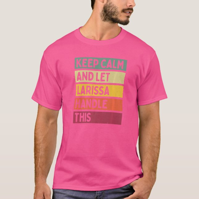 Camiseta Mantenha-Se Calmo E Deixe Larissa Lidar Com Este R (Frente)