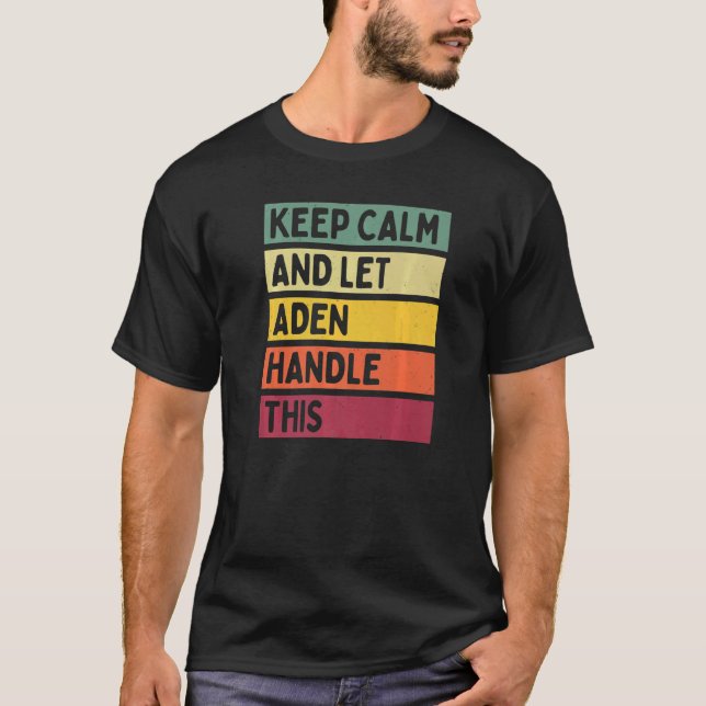 Camiseta Mantenha-Se Calmo E Deixe O Aden Lidar Com Esta Co (Frente)