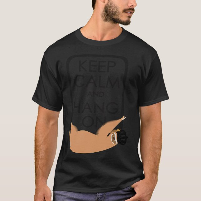 Camiseta Mantenha-Se Calmo E Segure-Se Em Sloth Feliz. (Frente)