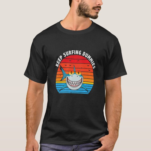 Camiseta Mantenha-se surfando tubarões-estilhaço com tubarõ (Frente)