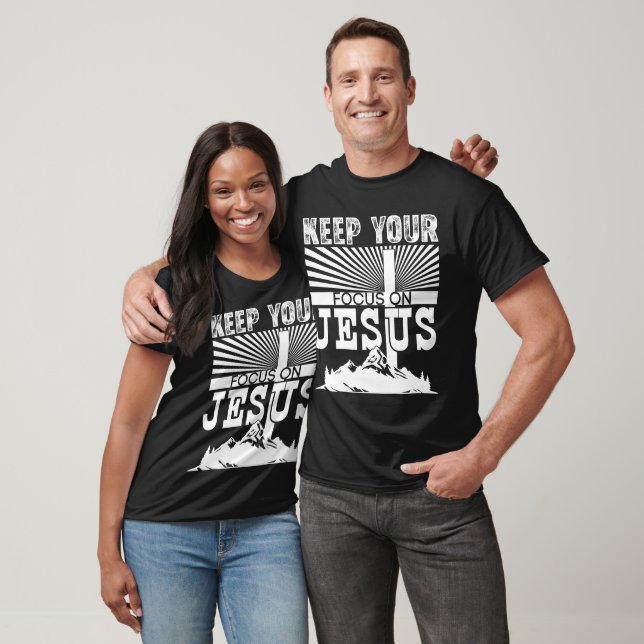 Camiseta Mantenha Seus Olhos Focados Em Jesus (Unissex)