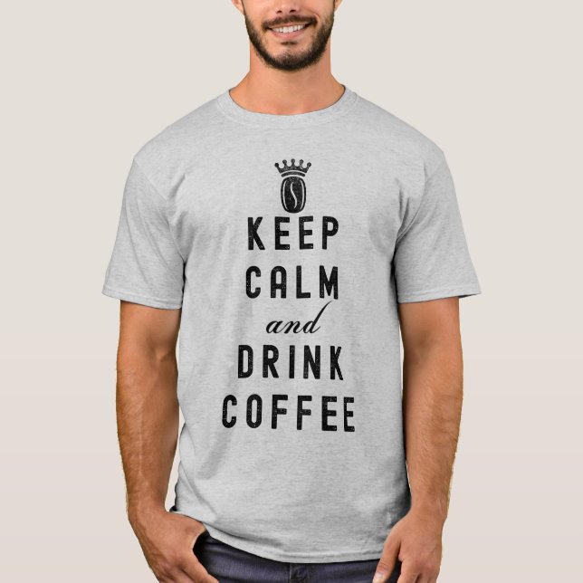 CAMISETA MANTER O CAFÉ DE CALMA E BEBER - CAFÉ DE CAFÉ, AMO (Frente)