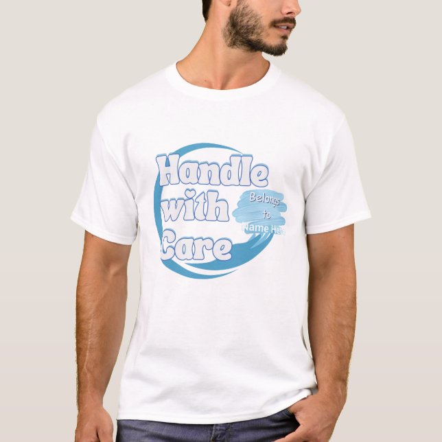Camiseta Manuseie com Cuidado – Pertence a 'Nome' Personali (Frente)