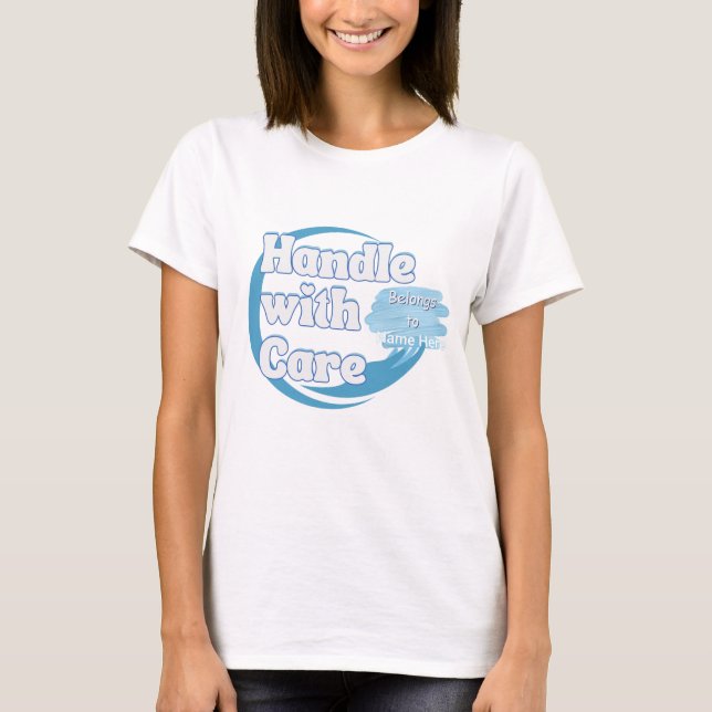 Camiseta Manuseie Com Cuidado – Pertence a Nome Personaliza (Frente)