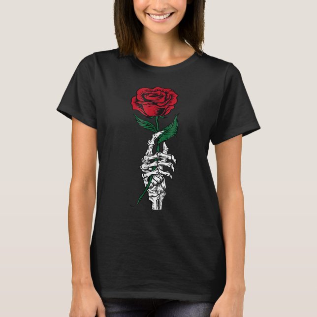 Camiseta Mão de Esqueleto Branco Segurando Flor de Rosa Eng (Frente)