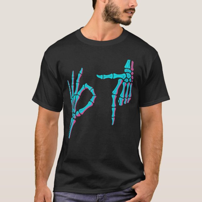 Camiseta Mão de Esqueleto Divertida Seis Sete 6 7 Meme 67 D (Frente)