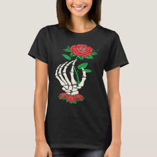 Camiseta Mão de Esqueleto Flor de Rosa Vermelha Dia dos Nam
