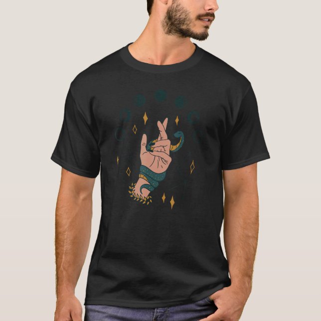 Camiseta Mão Segurando Cobra Moon Crescent Moon Fases da Lu (Frente)