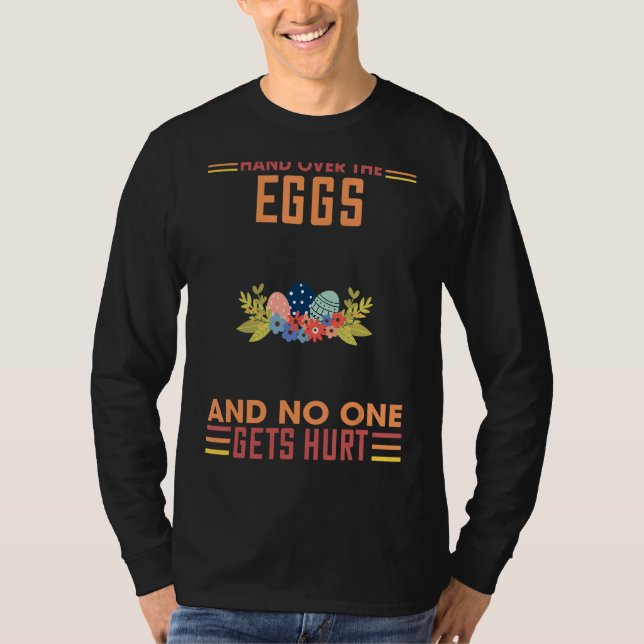 Camiseta Mão Sobre Os Ovos Ninguém Se Machuca Com Os Ditos (Frente)