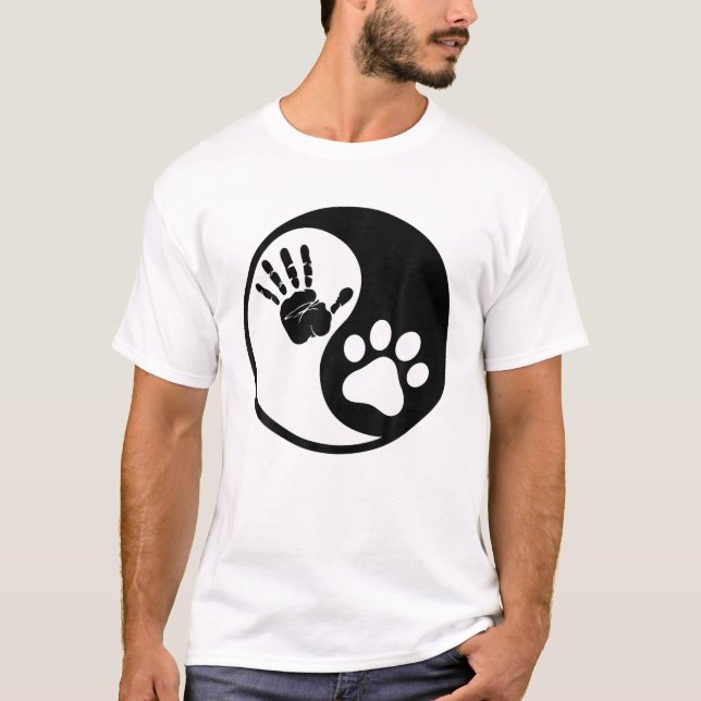 Camiseta Mão Yin Paw Yang Vive Em Harmonia Com Seu Cão T (Frente)
